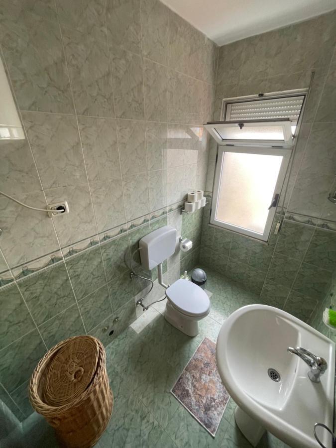 Pedestrian Street Center Apartment Shkoder Exterior photo